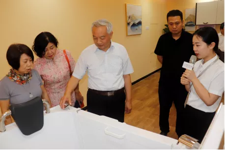 省政協常委、省政協港澳臺僑和外事委員會主任楊京偉一行蒞臨中原工業設計城參觀考察