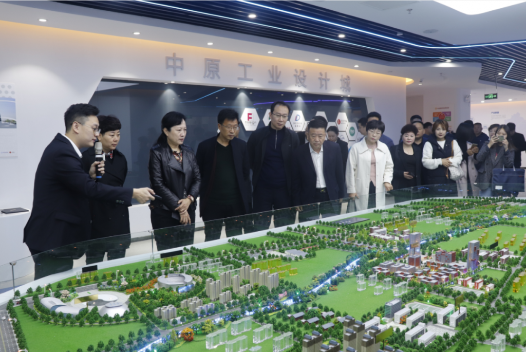 讓設計賦能企業——焦作市委統戰部副部長、市工商聯黨組書記武曉紅率領企業家參觀團走進設計城