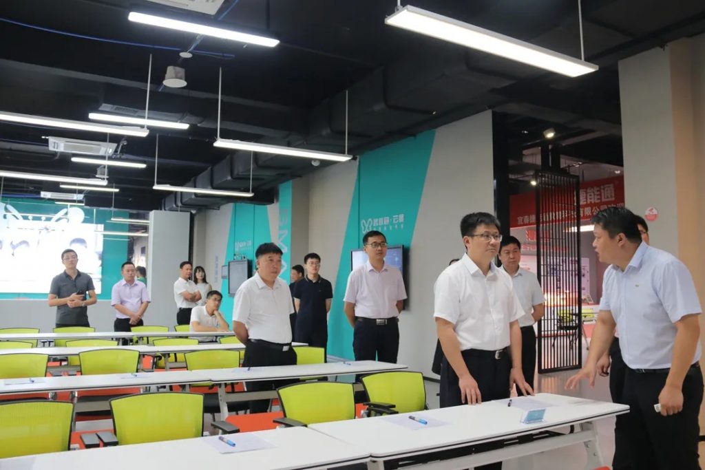 豐城市委副書記、代市長張書基調(diào)研中部教裝城數(shù)字經(jīng)濟(jì)產(chǎn)業(yè)