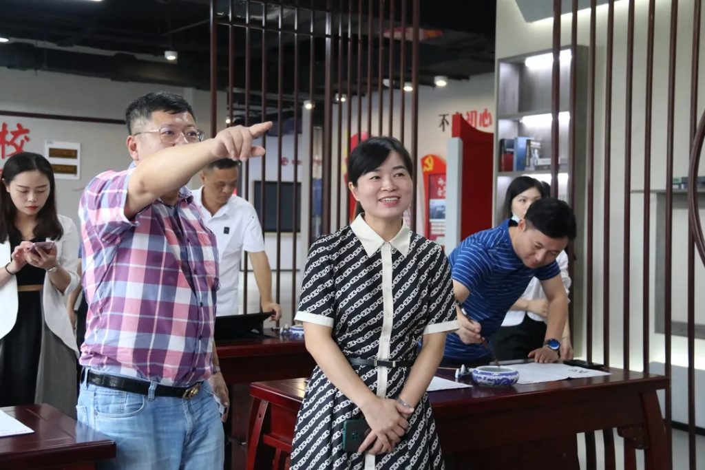 豐城市領導況鳳娟調研中部教裝城，她表示......