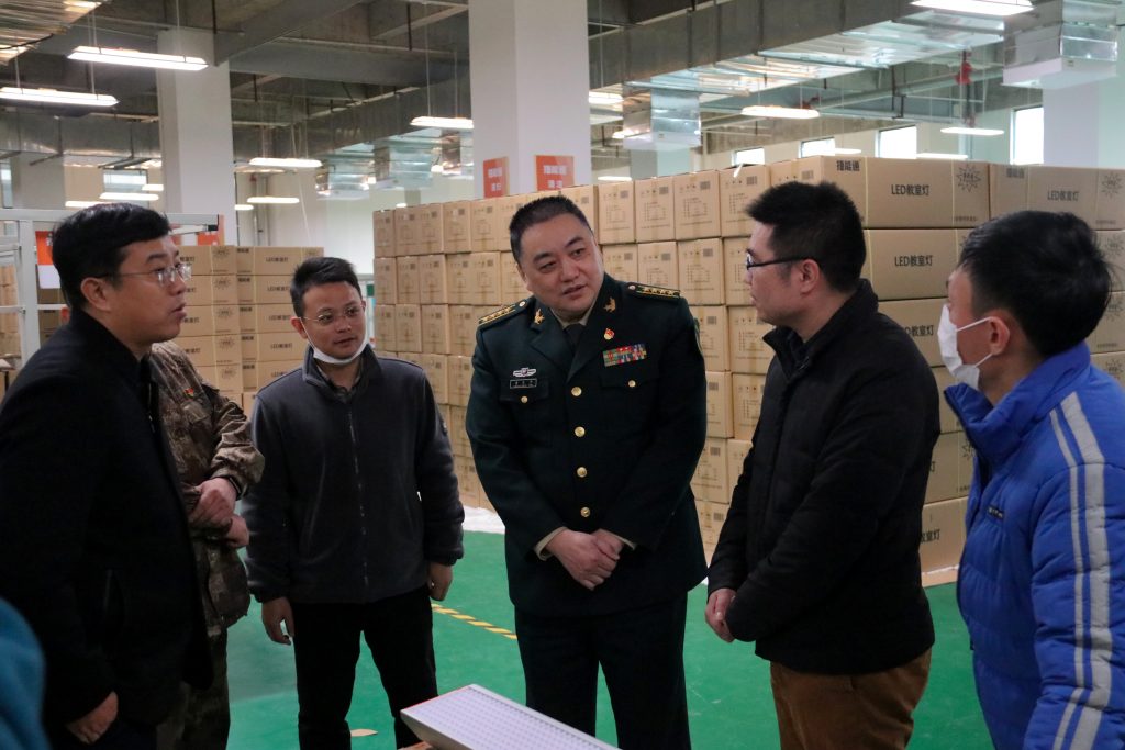 宜春市委常委、軍分區(qū)政委黃長平調研走訪中部教裝城，勉勵說……