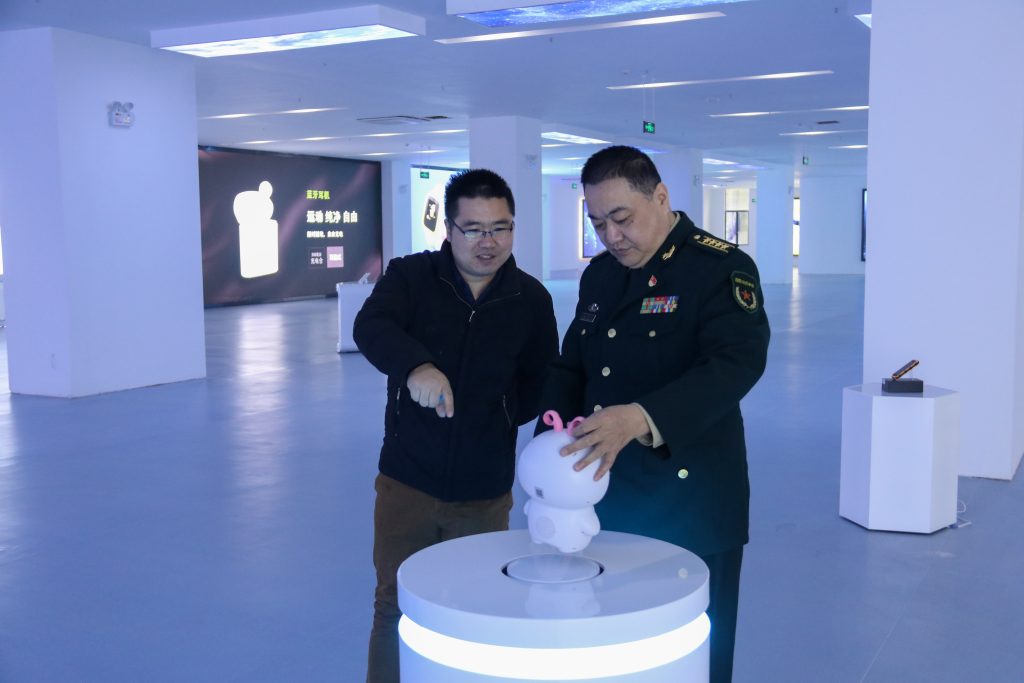 宜春市委常委、軍分區(qū)政委黃長平調研走訪中部教裝城，勉勵說……