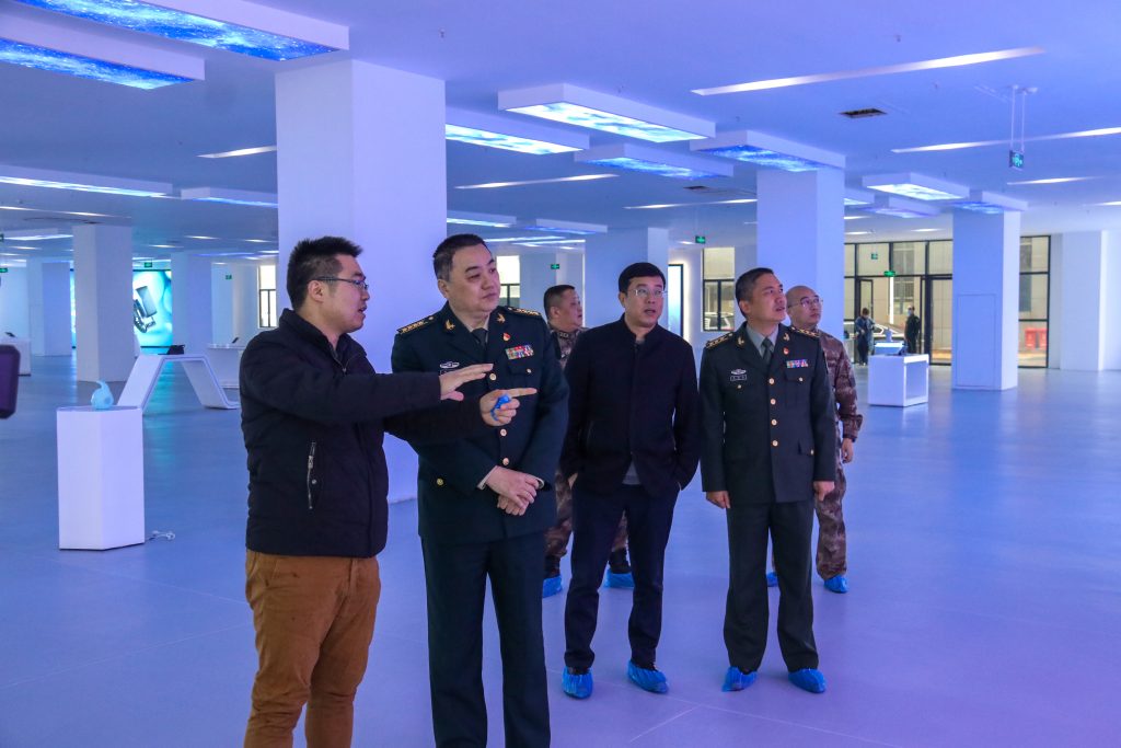 宜春市委常委、軍分區(qū)政委黃長平調研走訪中部教裝城，勉勵說……