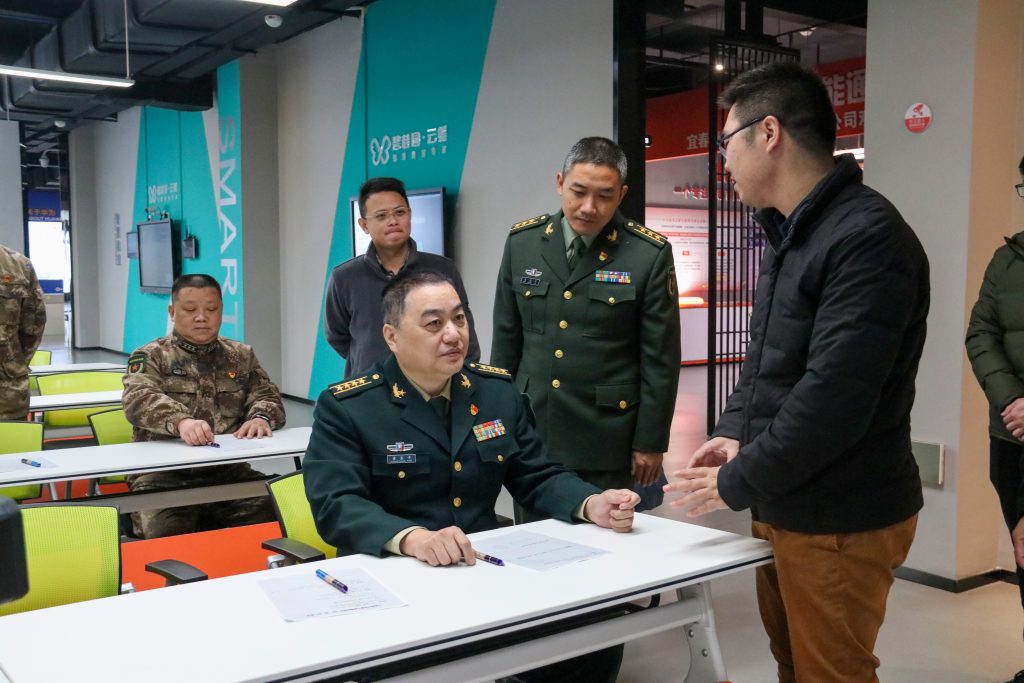 宜春市委常委、軍分區(qū)政委黃長平調研走訪中部教裝城，勉勵說……