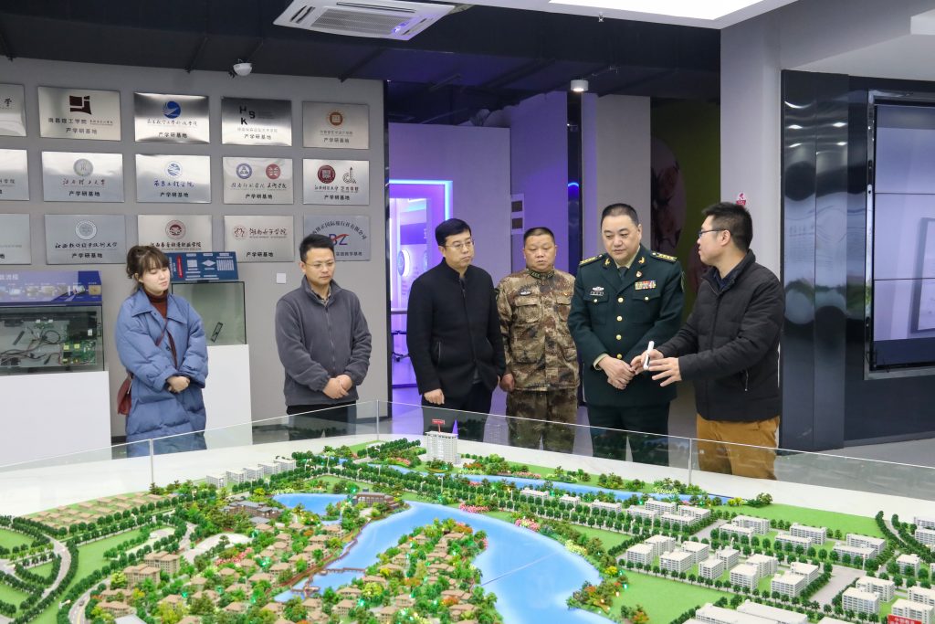 宜春市委常委、軍分區(qū)政委黃長平調研走訪中部教裝城，勉勵說……